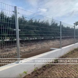 Hàng rào lưới sắt hàn ô 100x200mm chấn sóng mạ kẽm