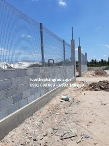 Hàng rào thép ô 50x200mm gấp tam giác mạ kẽm