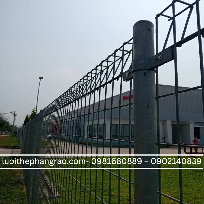 Hàng rào lưới hàn gấp tam giác sơn tĩnh điện