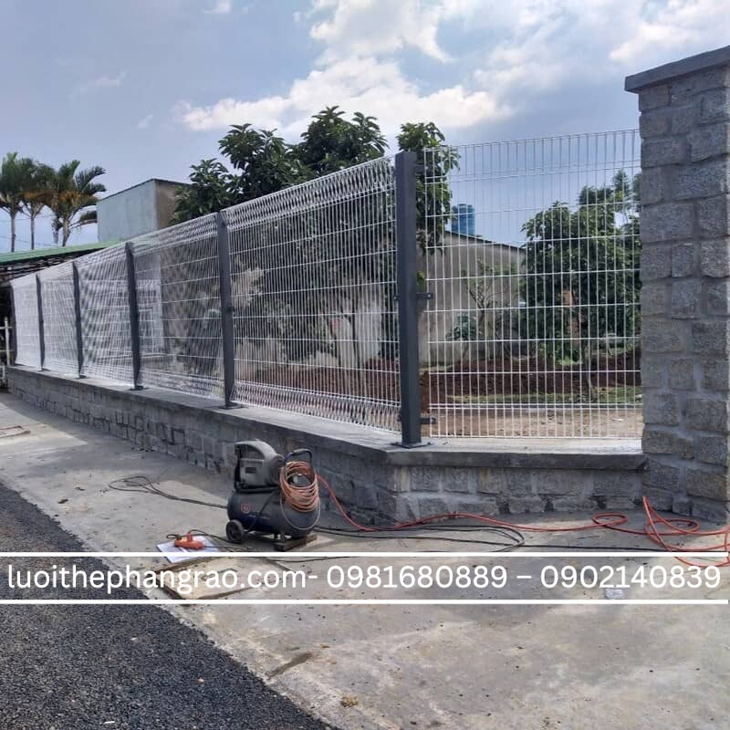 Hàng rào lưới thép hàn gấp tam giác sơn tĩnh điện